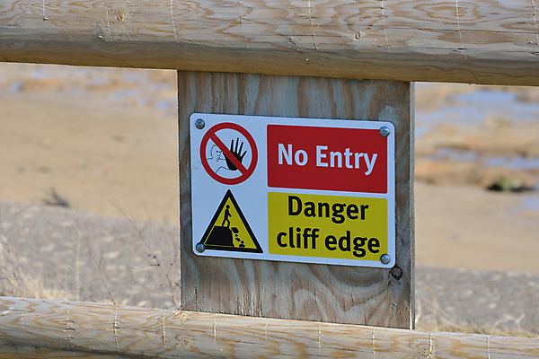 포토 JPG 해외이미지 영어 바다 영국 경고 안전 풍경 사람없음 목재 빨간색 물 울타리 절벽 가장자리 정상 위험 사인 부식 먼지 공지사항 경보 해외포토 자연요소 나무 문자 유럽 컬러 컨셉 재료 담장 둘레 파일형식 이미지허브