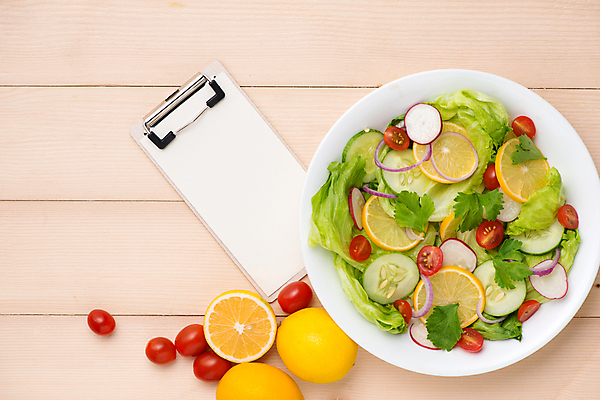 포토 JPG 해외이미지 그릇 방울토마토 실내 사람없음 샐러드 레몬 건강식 서류판 저칼로리식단 나무배경 해외포토 식기 음식 백그라운드 토마토 과일 내부 사무용품 식단 저칼로리 파일형식 이미지허브