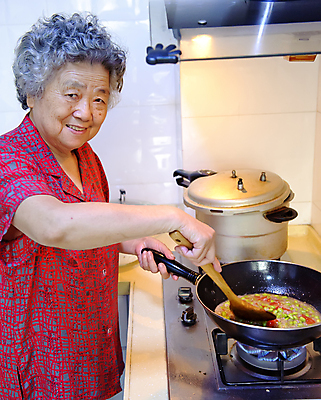 포토 JPG 해외이미지 시선 여자 행복 할머니 엄마 휴식 친절 함께함 사랑 요리 한명 미소 사람 동양인 성인 주방 중국 기쁨 회색 하트 아내 결합 만족 동쪽 옛날 생존 존경 해외포토 모양 1 노년 감정 아시아 컬러 컨셉 가족 표정 인종 방향 파일형식 이미지허브