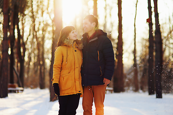 포토 JPG 해외이미지 백인 커플 여자 남자 행복 겨울 가족 남편 함께함 미소 동양인 두명 우정 아내 숲 다인종 혼혈 해외포토 서양인 계절 감정 컨셉 관계 표정 사람 인종 친구 다문화 파일형식 이미지허브
