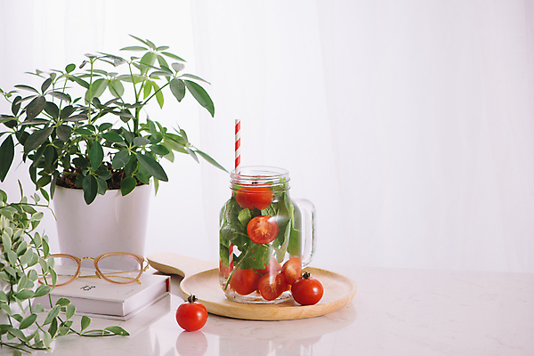 포토 JPG 해외이미지 식물 화분 안경 채소 방울토마토 단면 잔 실내 사람없음 책 흰배경 담기 나무받침 디톡스 해외포토 식기 잡화 백그라운드 토마토 모션 건강 내부 목재 흰색 받침대 파일형식 이미지허브