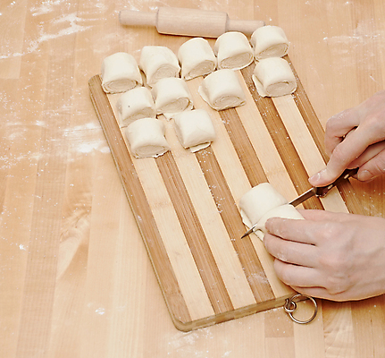 포토 JPG 해외이미지 손 신체부위 주방 잡기 자르기 반죽 밀대 식칼 마시멜로우 나무도마 해외포토 모션 주방용품 디저트 도마 사람 목재 파일형식 이미지허브