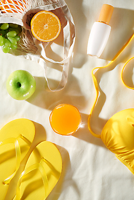 포토 JPG 해외이미지 단면 잔 실내 사람없음 하이앵글 비키니 사과 오렌지주스 쪼리 선크림 흰배경 청포도 네트백 해외포토 식기 수영복 뷰포인트 백그라운드 가방 과일 포도 내부 화장품 흰색 과일주스 샌들 파일형식 이미지허브