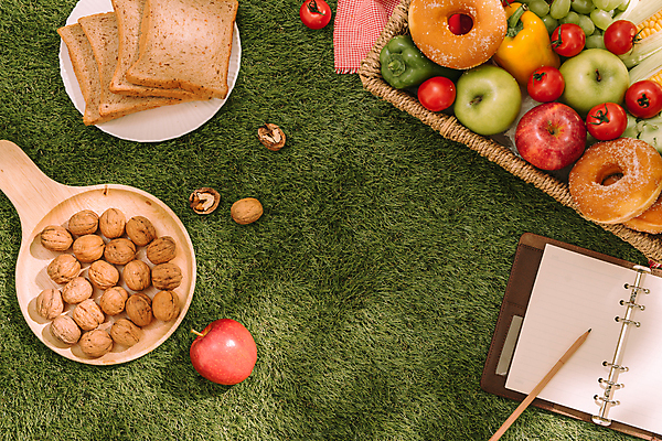 포토 JPG 해외이미지 주간 접시 토마토 잔디 사람없음 야외 연필 소풍 다이어리 도넛 사과 식빵 청포도 호두 청사과 나무접시 해외포토 자연요소 식물 식기 빵 채소 과일 포도 학용품 디저트 필기구 야외활동 사무용품 견과류 파일형식 이미지허브