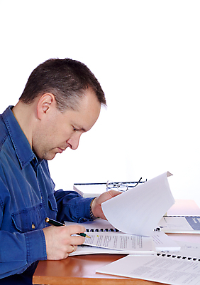 포토 JPG 해외이미지 백인 학생 교육 남자 종이 교실 학교 한명 사람 앉기 성인 책 스터디 사무실 독서 흰색 기록 업무 작업 가르침 스마트 집중 읽기 책상 페이지 지능 해외포토 서양인 1 컬러 가구 컨셉 비즈니스 모션 학습 파일형식 이미지허브