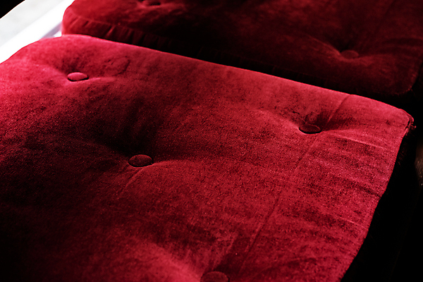 포토 JPG 해외이미지 가구 쿠션 벤치 의자 베개 버튼 휴식 주택 실내 앉기 사람없음 내부 장식 빨간색 소파 어둠 방 직물 휴게실 클래식 복고 안락의자 부드러움 리빙 벨벳 안락 해외포토 컬러 생활용품 컨셉 침구 모션 건물 감각 실크 파일형식 이미지허브