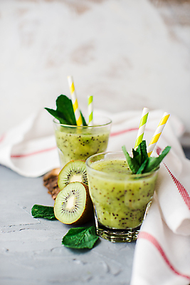 포토 JPG 해외이미지 단면 잔 실내 키위 빨대 사람없음 아웃포커스 과일주스 흰배경 키위주스 해외포토 식기 백그라운드 과일 촬영기법 내부 주스 흰색 파일형식 이미지허브