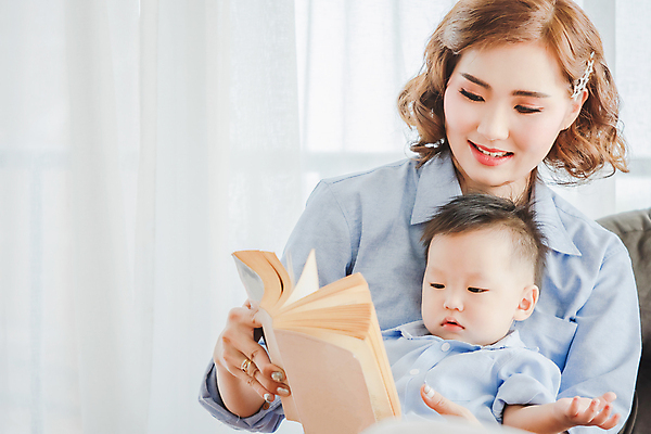 포토 JPG 해외이미지 백인 라이프스타일 응시 여자 교육 딸 행복 아들 어린이 가족 엄마 휴식 주택 함께함 실내 이야기 사랑 한명 미소 사람 소년 성인 책 학습 스터디 독서 방 침대 아기 읽기 관심 돌봄 해외포토 서양인 1 시선 남자 감정 가구 컨셉 관계 모션 표정 내부 건물 생활 파일형식 이미지허브