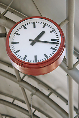 포토 JPG 해외이미지 시계 여행 모션 화살 독일 사람없음 숫자 금속 시간 원형 기다림 전철 역 오브젝트 출발 다이얼 분 해외포토 도형 문자 유럽 육상교통 컨셉 교통시설 재질 대중교통 파일형식 이미지허브