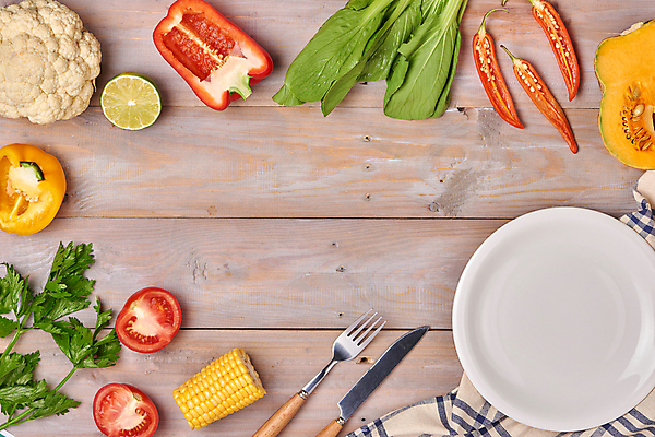 포토 JPG 해외이미지 접시 포크 토마토 고추 단면 파프리카 프레임 실내 옥수수 사람없음 하이앵글 나이프 컬리플라워 카피스페이스 나무배경 해외포토 식기 뷰포인트 백그라운드 채소 곡류 내부 공백 칼 브로콜리 파일형식 이미지허브