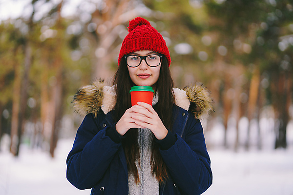 포토 JPG 해외이미지 백인 긴머리 안경 커피 휴가 한명 미소 빨간색 걷기 산책 기쁨 차 검은머리 숲 보케 주말 해외포토 서양인 1 헤어스타일 잡화 감정 음료 컬러 모션 휴식 표정 사람 파일형식 이미지허브