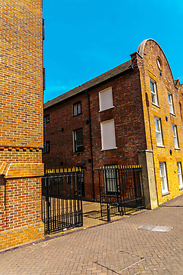 포토 JPG 해외이미지 영어 외관 도로 길 선 벽 건축양식 창문 벽돌 영국 잉글랜드 거리 주택 굴뚝 사람없음 문 수확 도시 보행자 재산 런던 펜싱 타운 연립주택 개발 기간 빅토리아 옛날 줄서기 철책 해외포토 문자 건축 유럽 스포츠 농업 교통시설 모션 건물 금융 파일형식 이미지허브