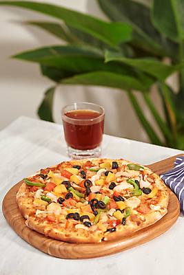 포토 JPG 해외이미지 음료 피자 패스트푸드 실내 사람없음 아웃포커스 인스턴트 나무받침 나무탁자 해외포토 음식 탁자 서양음식 촬영기법 내부 목재 받침대 파일형식 이미지허브