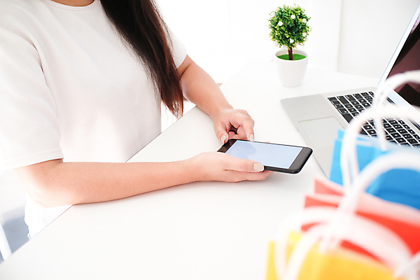 포토 JPG 해외이미지 라이프스타일 손 잡화 백그라운드 컨셉 인터넷 비즈니스 모바일 주택 사람 사람없음 금융 노트북 쇼핑 컴퓨터 숫자 세일 바구니 상점 공책 웹 카트 미니어처 흰색 잡기 시장 구매 상품 작음 고객 상업 전자 온라인쇼핑 소매 온라인 슈퍼마켓 전자상거래 예산 체크아웃 해외포토 문자 컬러 모션 문구용품 건물 생활 신체부위 경제 전자제품 모형 크기 파일형식 이미지허브