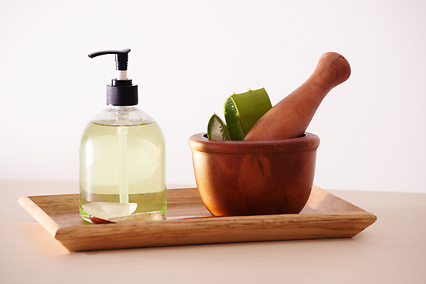 포토 JPG 해외이미지 실내 사람없음 피부관리 흰배경 막자사발 펌프 나무쟁반 막자 알로에 알로에베라 알로에젤 해외포토 식물 백그라운드 쟁반 내부 목재 뷰티 화장품 흰색 사발 젤 파일형식 이미지허브