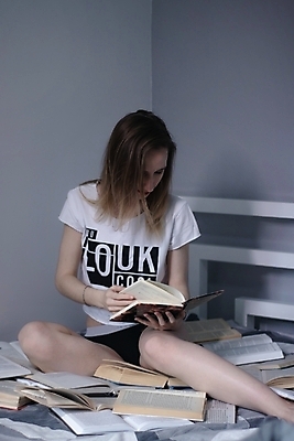 포토 JPG 해외이미지 백인 직업 학생 여자 교육 행복 비즈니스 교실 학교 관리 한명 성인 취미 10대 책 스터디 쌓기 힘 침실 시험 잡기 자신감 날씬함 준비 대학교 문학 무거움 제비 지원 헬프 스타일 자극 해외포토 서양인 1 감정 모션 청소년 조류 사람 학습 도움 무게 몸매 파일형식 이미지허브