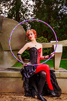 포토 JPG 해외이미지 나무 백인 응시 여자 북아메리카 자연 한명 야외 세로 컬러풀 미국 코스프레 해외포토 서양인 식물 1 시선 컬러 아메리카 사람 생태계 파일형식 이미지허브