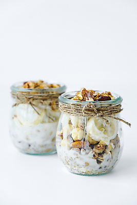 포토 JPG 해외이미지 바나나 실내 사람없음 흰배경 요거트 오트밀 그래놀라 그릭요거트 해외포토 음식 백그라운드 과일 유제품 내부 흰색 파일형식 귀리 이미지허브