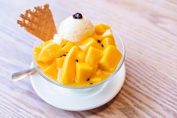 포토 JPG 해외이미지 스튜디오촬영 그릇 접시 사람없음 목재 노란색 망고 망고빙수 망고아이스크림 해외포토 나무 식기 컬러 재료 아이스크림 실내 열대과일 빙수 파일형식 이미지허브