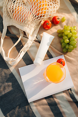 포토 JPG 해외이미지 오렌지 방울토마토 잔 그림자 사람없음 야외 책 하이앵글 오렌지주스 담기 청포도 네트백 해외포토 식기 뷰포인트 토마토 가방 과일 모션 포도 과일주스 파일형식 이미지허브