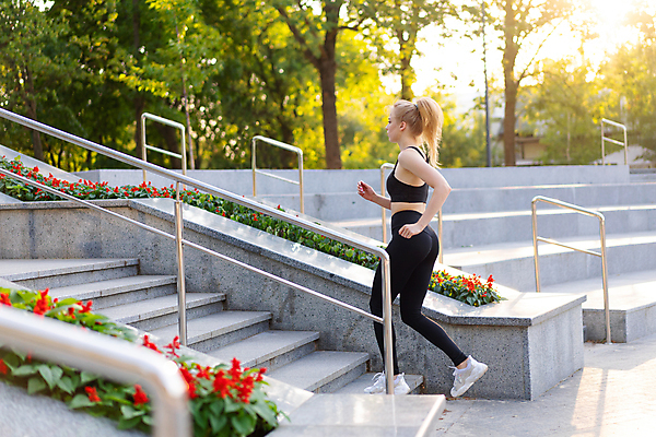 포토 JPG 해외이미지 백인 웰빙 공원 여자 스포츠 청소년 아침 운동선수 건강 한명 야외 옆모습 운동복 달리기 조깅 운동 햇빛 계단 경쟁 활발 도시 연습 포니테일 달리기선수 전력질주 혼자 해외포토 주간 서양인 1 헤어스타일 옷 공공시설 뷰포인트 컨셉 모션 사람 태양 육상선수 파일형식 이미지허브