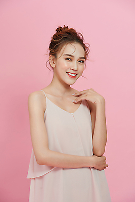 포토 JPG 해외이미지 응시 여자 실내 한명 동양인 손짓 상반신 성인 앞모습 옆모습 뷰티 성인여자한명만 분홍색배경 해외포토 1 시선 뷰포인트 분홍색 백그라운드 모션 사람 인종 내부 여자한명만 성인여자만 파일형식 이미지허브