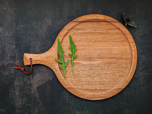 포토 JPG 해외이미지 잎 주방용품 검은배경 손잡이 사람없음 하이앵글 나무도마 콘크리트 플랫레이 카피스페이스 해외포토 식물 뷰포인트 생활용품 백그라운드 도마 목재 검은색 공백 플랫 파일형식 이미지허브