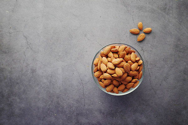 포토 JPG 해외이미지 손 재료 사람없음 검은색 견과류 흰색 신선 사발 아몬드 단백질 섞기 칼슘 많음 플랫레이 카피스페이스 비건 해외포토 컬러 컨셉 신체부위 공백 사기그릇 플랫 영양소 채식주의자 파일형식 이미지허브