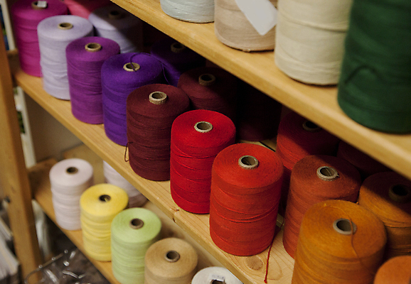 포토 JPG 해외이미지 옷 분홍색 무지개 패턴 비즈니스 선반 창조 미술 취미 사람없음 빨간색 상점 보라색 직물 원형 실 구매 바느질 실크 천 만들기 실타래 염색 재단 매각 프로젝트 핸드메이드 해외포토 자연요소 도형 컬러 가구 무늬 모션 문화예술 쇼핑 파일형식 이미지허브