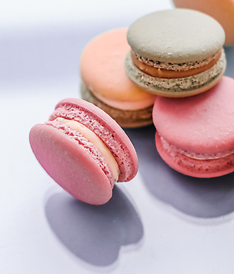 포토 JPG 해외이미지 디저트 실내 그림자 사람없음 달콤 흰배경 마카롱 해외포토 음식 백그라운드 내부 흰색 맛 파일형식 이미지허브