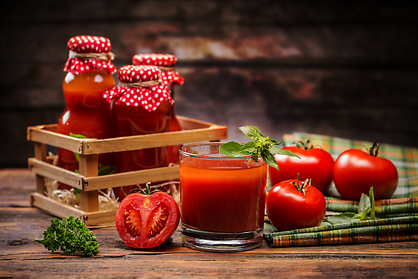 포토 JPG 해외이미지 토마토 단면 잔 실내 사람없음 바구니 나무탁자 음료수병 토마토주스 파슬리장식 해외포토 식기 채소 탁자 내부 장식 야채주스 병_담는 파일형식 이미지허브