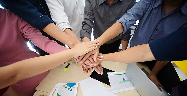 포토 JPG 해외이미지 직업 손 여자 남자 컨셉 회사 비즈니스 사업가 통신 성공 협력 악수 함께함 사람 사람없음 친구 사무실 쌓기 믿음 우정 거래 업무 비즈니스맨 그룹 연결 동료 커뮤니티 지원 통일 필승 콜라보레이션 해외포토 감정 관계 모션 손짓 신체부위 우승 작업 직장인 파일형식 이미지허브