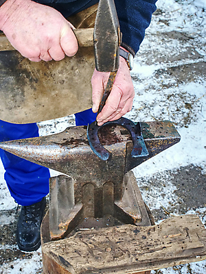 포토 JPG 해외이미지 직업 산업 모션 노동자 기술 사람 사람없음 금속 힘 장비 작업 체험 작업실 승마 중세 제조 망치 모닥불 철 묘사 파일 작업도구 장인 광 구식 대장장이 솜씨 주조 편자 해외포토 스포츠 컨셉 재질 불 도구 공구 역사 말발굽 파일형식 이미지허브