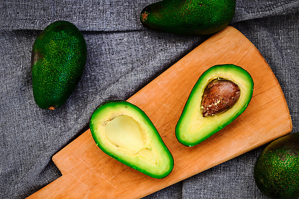 포토 JPG 해외이미지 과일 회색배경 단면 씨앗 사람없음 하이앵글 신선 유기농 아보카도 나무도마 해외포토 식물 웰빙 뷰포인트 백그라운드 도마 목재 회색 파일형식 이미지허브