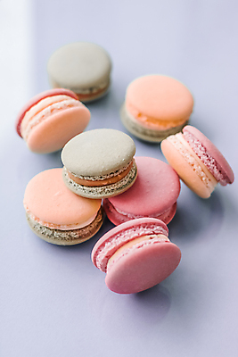 포토 JPG 해외이미지 디저트 실내 사람없음 달콤 마카롱 보라색배경 해외포토 음식 백그라운드 내부 보라색 맛 파일형식 이미지허브