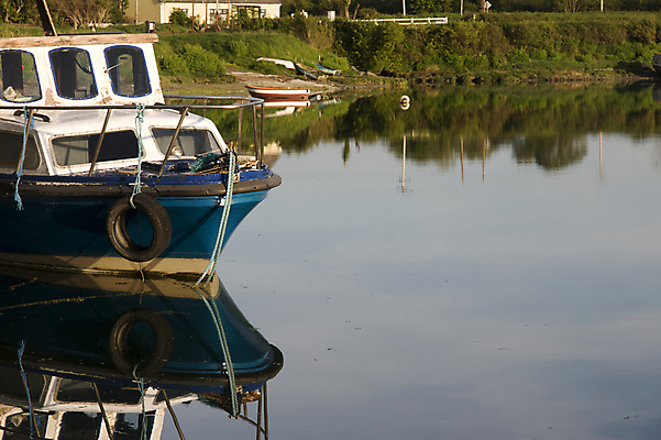 포토 JPG 해외이미지 유럽 산업 바다 부분 낚시 항해 사람없음 물 강 햇빛 반사 갈색 항구 장비 골동품 보트 크루즈 정박 부식 클럽 방파제 상업 타이어 아일랜드 부둣가 옛날 잔물결 철강 해외포토 자연요소 공공시설 나라 물결 컬러 배_교통 교통시설 레저 태양 파일형식 이미지허브