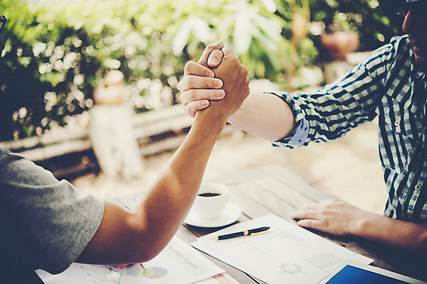 포토 JPG 해외이미지 직업 손 행복 비즈니스 성공 노동자 악수 관리 협상 사람 사람없음 사무실 비즈니스맨 그룹 고객 흔들림 면접 떨림 해외포토 남자 감정 컨셉 모션 손짓 신체부위 직장인 파일형식 이미지허브