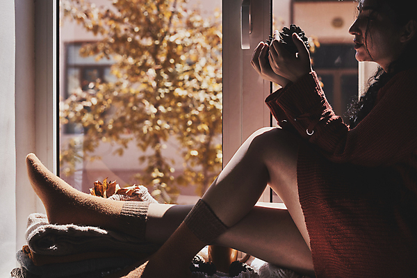 포토 JPG 해외이미지 주간 전신 여자 여유 창문 휴식 실내 한명 들기 앉기 성인 옆모습 어둠 분위기 창가 감성 성인여자한명만 해외포토 자연요소 1 감정 뷰포인트 컨셉 모션 사람 내부 여자한명만 성인여자만 파일형식 이미지허브