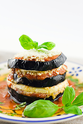 포토 JPG 해외이미지 접시 음식 토마토 채소 가지 사람없음 장식 식사 이탈리아 코트 플랫 오븐 기름 바질 꼬투리 모짜렐라치즈 영양분 전경 해외포토 식기 유럽 치즈 풍경 외투 가전제품 파일형식 탑뷰 이미지허브