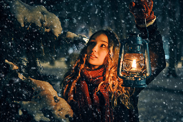 포토 JPG 해외이미지 나무 백인 긴머리 여자 상상 동화 조명 요정 미술 한명 서기 사람 성인 야외 가로 금발 뷰티 정원 탐험 전원 농촌 등불 램프 잡기 영혼 야간 숲 신비 달빛 미녀 공상 구식 옛날 여자만 여자한명만 성인만 해외포토 자연요소 서양인 식물 1 헤어스타일 컨셉 모션 문화예술 달 시골 전기에너지 미인 파일형식 이미지허브