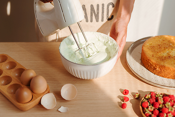 포토 JPG 해외이미지 남자 탁자 실내 요리 한명 들기 상반신 성인 앞모습 케이크 계란 잡기 계란껍데기 생크림 산딸기 제빵 거품기 믹싱볼 성인남자한명만 해외포토 1 그릇 뷰포인트 가구 과일 모션 주방용품 디저트 사람 내부 제과제빵 알 크림 남자한명만 성인남자만 파일형식 이미지허브