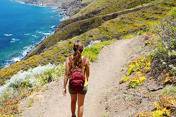 포토 JPG 해외이미지 라이프스타일 여자 유럽 도로 길 스포츠 바다 섬 여행 배낭 자연 휴가 산 건강 한명 사람 풍경 파란색 여행객 걷기 트래킹 하이킹 탐험 스페인 오솔길 포니테일 백패커 하이커 해외포토 1 헤어스타일 나라 컬러 가방 교통시설 모션 레저 생활 생태계 파일형식 이미지허브
