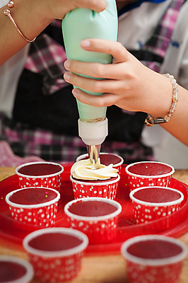 포토 JPG 해외이미지 손 음식 포즈 백그라운드 디저트 요리 사람없음 장식 과자 케이크 주방 카페 빵집 축하 신선 작업 생일 달콤 맛 설탕 컵케이크 묘사 준비 만들기 버터 방법 짜기 크림치즈 페스츄리 해로움 핸드메이드 휘핑크림 맛있는 해외포토 기념일 빵 컨셉 모션 치즈 신체부위 상점 크림 휘핑 파일형식 이미지허브