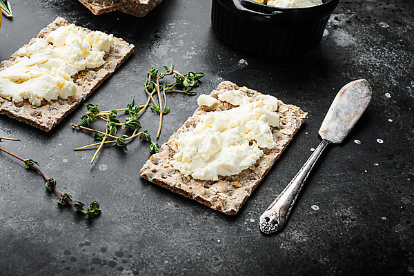 포토 JPG 해외이미지 검은배경 치즈 실내 사람없음 크래커 애피타이저 허브 잼나이프 페타치즈 호밀크래커 해외포토 식물 음식 백그라운드 유제품 내부 쿠키 검은색 나이프 파일형식 이미지허브