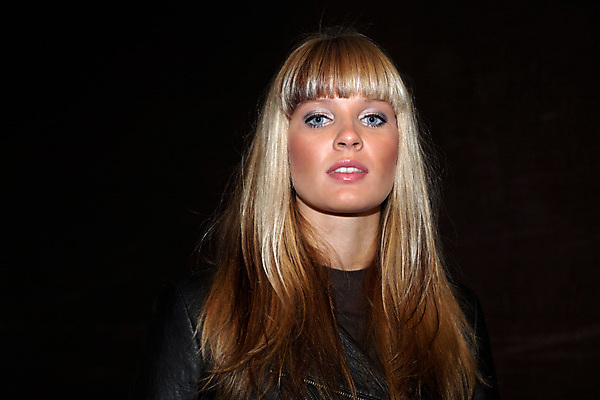 포토 JPG 해외이미지 백인 라이프스타일 긴머리 외관 여자 행복 감정 청소년 한명 사람 20대 야외 10대 캐주얼 금발 뷰티 마주보기 기쁨 도시 야간 싱글 흥분 개성 유흥 해외포토 자연요소 서양인 1 헤어스타일 옷 모션 청년 생활 파일형식 이미지허브