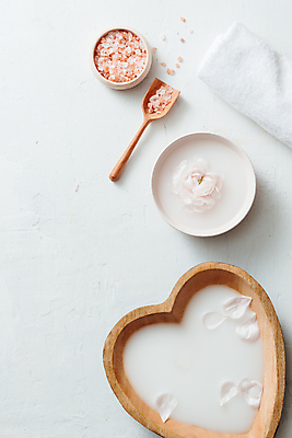 포토 JPG 해외이미지 그릇 꽃잎 꽃 실내 사람없음 하이앵글 수건 뷰티 스파 하트 흰배경 스파용품 나무그릇 나무스푼 입욕소금 해외포토 모양 식물 식기 뷰포인트 백그라운드 내부 목재 위생용품 흰색 미용용품 오브젝트 소금 나무숟가락 파일형식 이미지허브