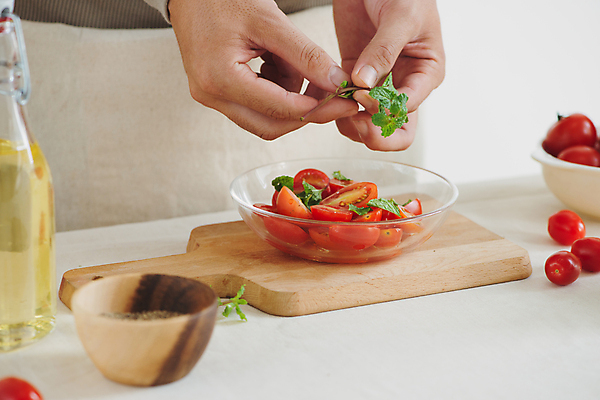 포토 JPG 해외이미지 손 방울토마토 실내 요리 들기 신체부위 샐러드 올리브오일 민트 유리그릇 건강식 나무그릇 나무도마 해외포토 그릇 음식 토마토 모션 유리 도마 사람 내부 목재 기름_음식 허브 파일형식 이미지허브