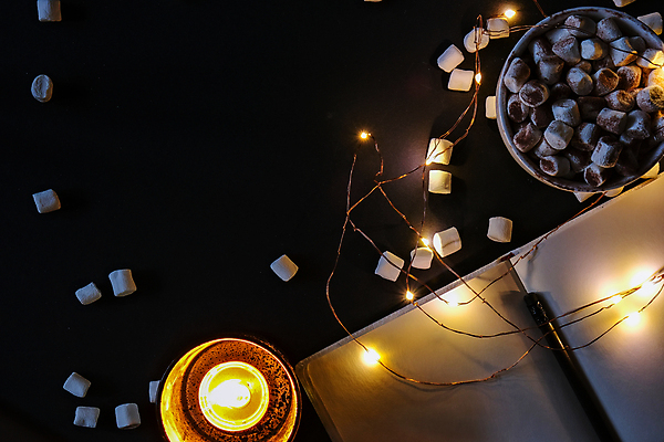 포토 JPG 해외이미지 검은배경 실내 따뜻함 사람없음 빛 볼펜 공책 어둠 머그컵 달콤 감성 향초 코코아 마시멜로우 알전구 조명장식 해외포토 음료 백그라운드 컨셉 전구 초 문구용품 디저트 조명 내부 장식 컵 펜 검은색 맛 파일형식 이미지허브