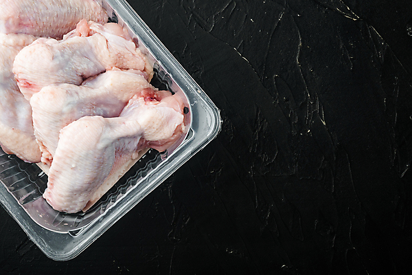 포토 JPG 해외이미지 검은배경 실내 사람없음 하이앵글 닭고기 신선 날것 닭날개 플라스틱통 카피스페이스 해외포토 뷰포인트 백그라운드 통 육류 내부 검은색 공백 플라스틱 파일형식 이미지허브