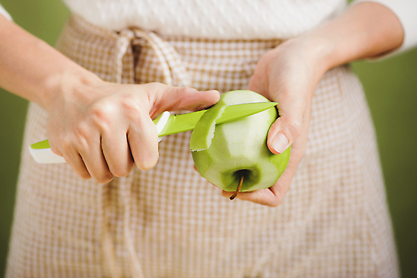 포토 JPG 해외이미지 여자 실내 요리 한명 들기 상반신 성인 앞모습 잡기 칼 재료손질 과도 사과깎기 성인여자한명만 깎기 해외포토 1 뷰포인트 모션 사람 내부 손질 여자한명만 성인여자만 파일형식 이미지허브